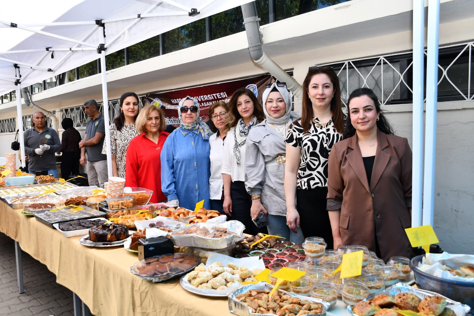 HÜGEV Paylaşan Eller Grubu’nun Düzenlediği Kermes Etkinliği Yoğun İlgi Gördü